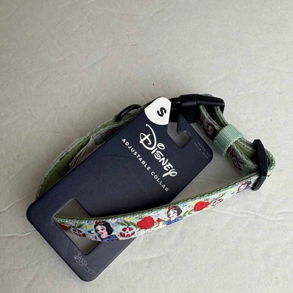 Disney Snow White Dog Collar in Green sassy Woof size small
